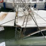 סירה טבעה בלגונה הפנימית במרינה הרצליה. צילום דוברות העירייה