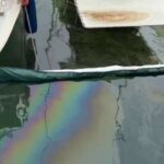 כתמי שמן החלו להופיע בסמוך לטביעת הסירה במרינה הרצליה. צילום דוברות העירייה