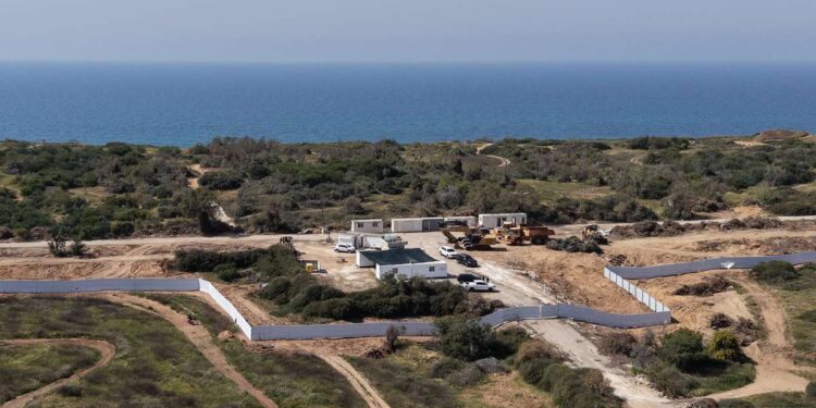 משך העבודות להצבת הגדר מוערך כאמור בכשישה חודשים והחל בימים האחרונים. צילום: מערכת האתר