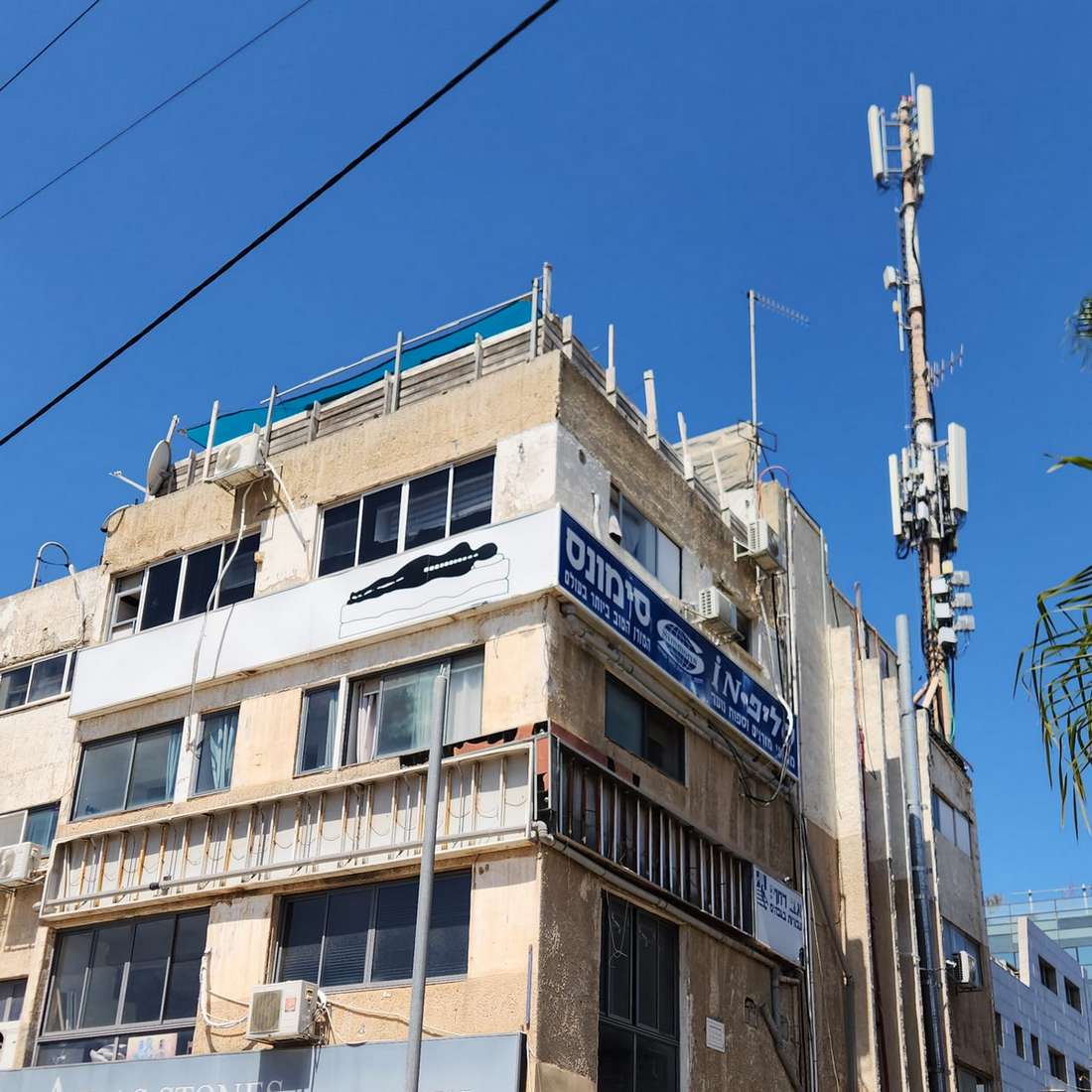 אחת הסכנות הבולטות הייתה אנטנה סלולרית הממוקמת במרחק של כ־30 מטר בלבד מחצר הגן שעל הגג. צילום: דוברות העירייה