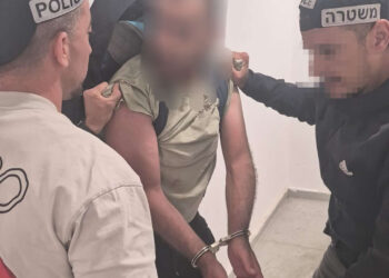 שוטרי תחנת גלילות במהלך תפיסת ומעצר החשוד. צילום: דוברות המשטרה