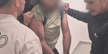 שוטרי תחנת גלילות במהלך תפיסת ומעצר החשוד. צילום: דוברות המשטרה