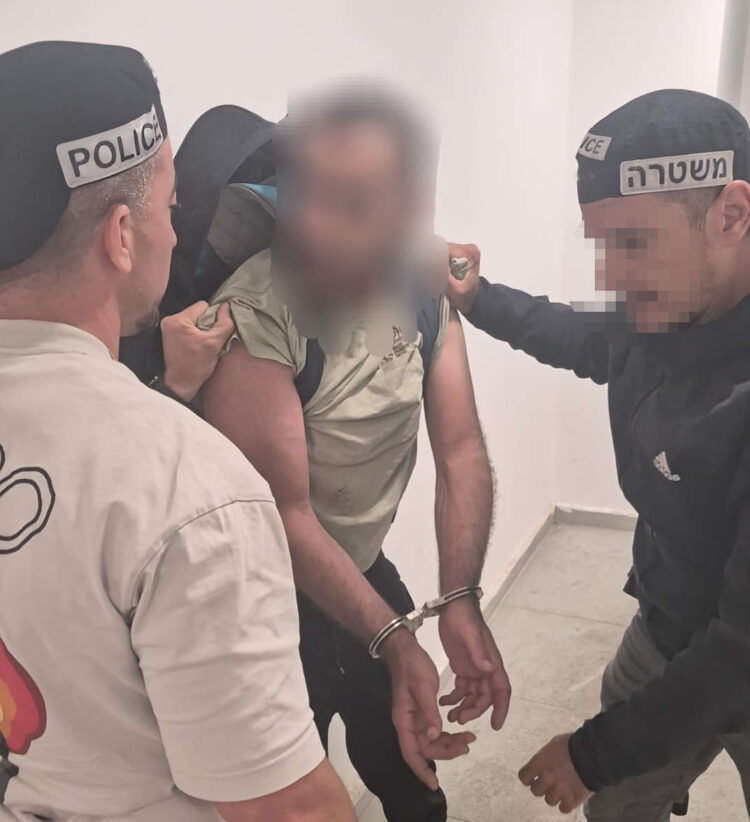 שוטרי תחנת גלילות במהלך תפיסת ומעצר החשוד. צילום: דוברות המשטרה