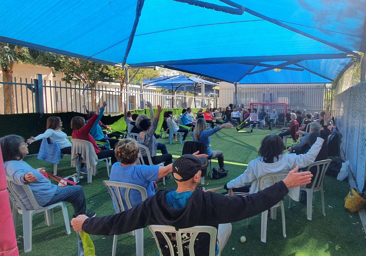 מדי בוקר הגיעו מאות מבני ובנות הגיל השלישי, אל מרכז זהב ליוגה, טאי-צ'י, פעילות ספורטיבית, הקראות, הרצאות או סתם להיפגש. צילום: דוברות העירייה