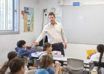 "עברנו יחד תקופות מורכבות מאוד - אבל עשינו זאת בצורה הטובה ביותר שיכולנו לייחל לה, והעיר יצאה מהן מחוזקת ומאוחדת יותר". ראש העיר יריב פישר. צילום: דוברות העירייה