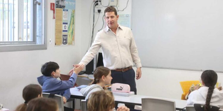 "עברנו יחד תקופות מורכבות מאוד - אבל עשינו זאת בצורה הטובה ביותר שיכולנו לייחל לה, והעיר יצאה מהן מחוזקת ומאוחדת יותר". ראש העיר יריב פישר. צילום: דוברות העירייה