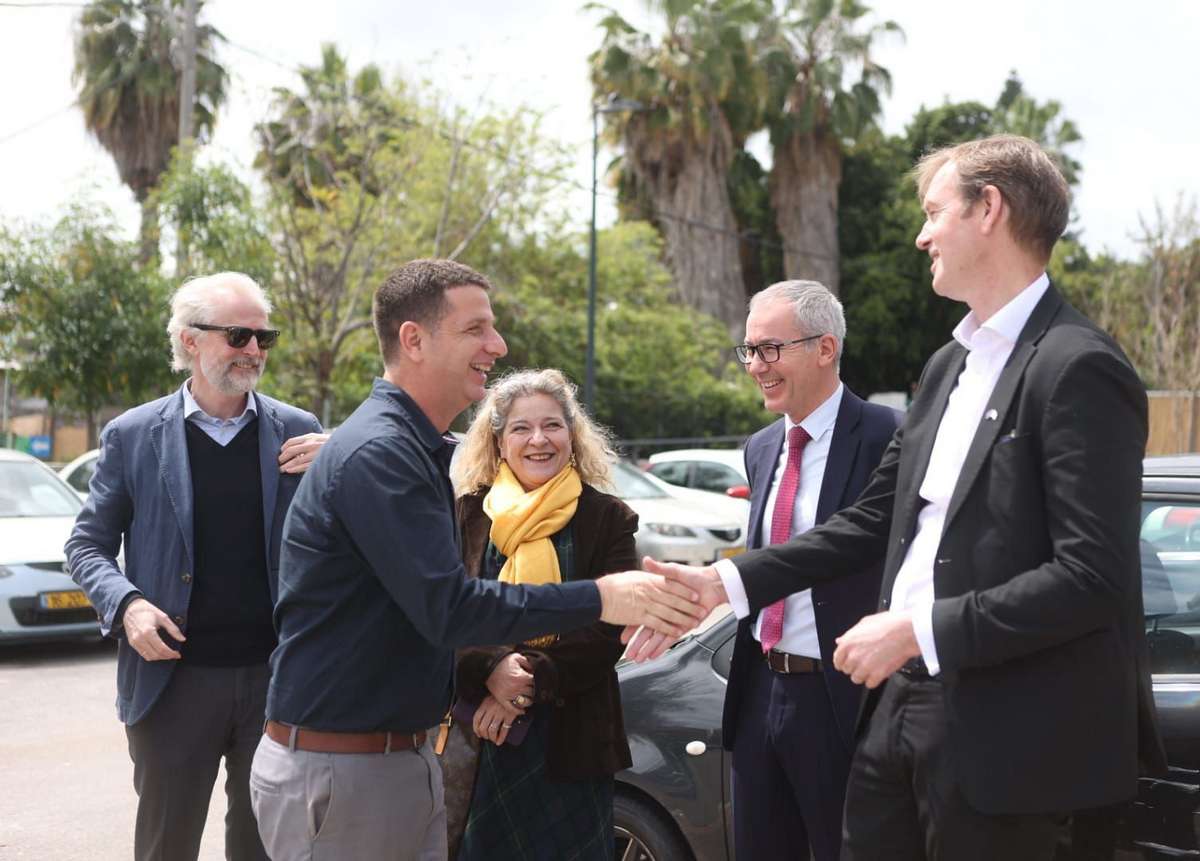 ראש העיר יריב פישר עם שגריר האיחוד האירופי לישראל, מייקל מאן (מימין). צילום דוברות העירייה