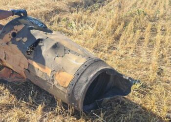 פריט האמל"ח שאותר בשטח פתוח סמוך לרמת השרון. צילום: דוברות העירייה