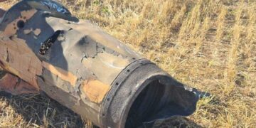 פריט האמל"ח שאותר בשטח פתוח סמוך לרמת השרון. צילום: דוברות העירייה