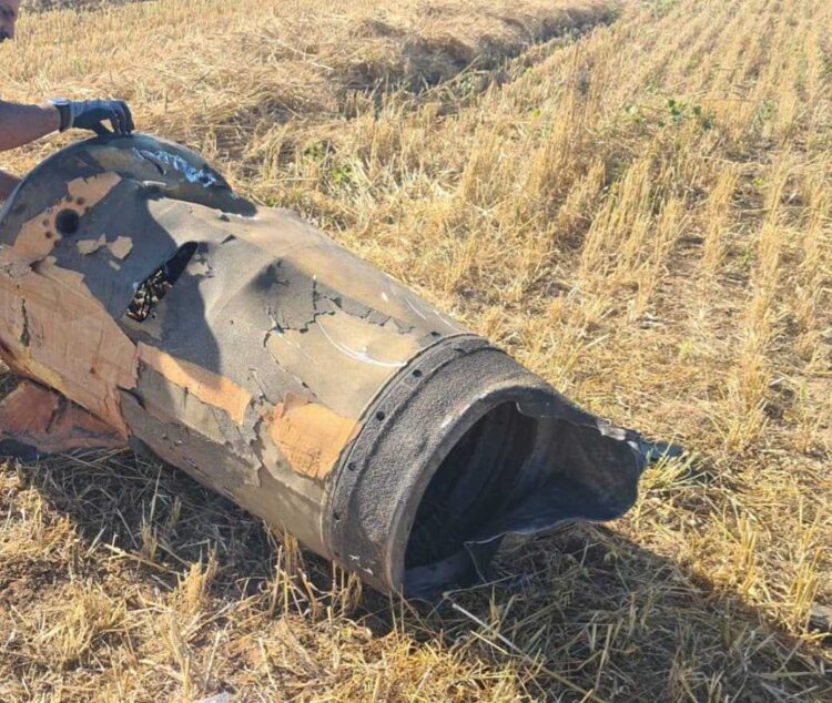 פריט האמל"ח שאותר בשטח פתוח סמוך לרמת השרון. צילום: דוברות העירייה