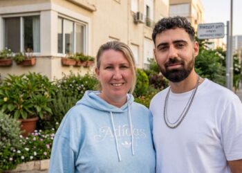 לאחר 738 ימים בשבי – עכשיו בונים לגיא בית. משמאל: שורד השבי גיא גלבוע דלאל. מימין: קרן ברנע סודרי, מקימת חמ"ל אוריאל אופק 2 בהרצליה. צילום: פרטי