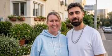 לאחר 738 ימים בשבי – עכשיו בונים לגיא בית. משמאל: שורד השבי גיא גלבוע דלאל. מימין: קרן ברנע סודרי, מקימת חמ"ל אוריאל אופק 2 בהרצליה. צילום: פרטי