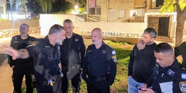 מפקד מחוז תל אביב, ניצב חיים סרגרוף, קיים הערכת מצב בזירת האירוע יחד עם מפקד מרחב ירקון, תנ"צ צחי שרעבי, ועם פיקוד המרחב. צילום: דוברות המשטרה