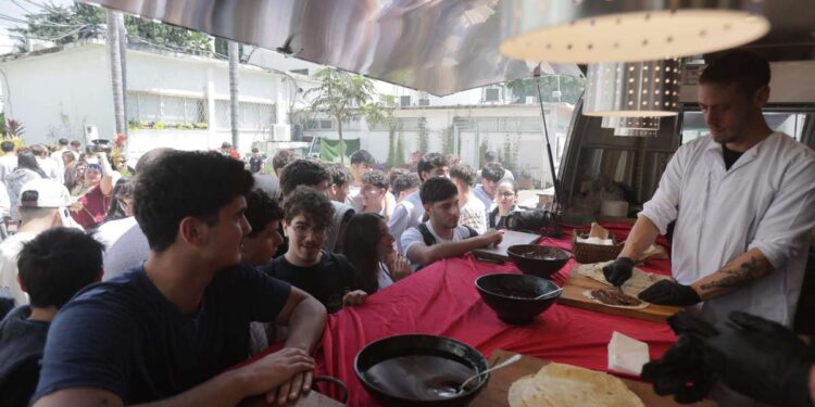 "משאיות מימונה" חילקו לתלמידות ולתלמידים מופלטות ושלל מטעמים מתוקים ברוח החג. צילום: דוברות העירייה