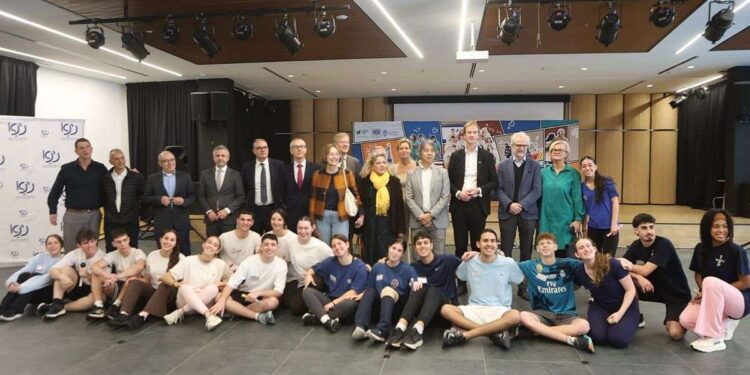 שגרירי המדינות: אוסטריה, קפריסין, צ'כיה, פינלנד, יוון, לטביה, הולנד, פולין, פורטוגל, סלובניה, ספרד, שוודיה, אלבניה, יפן, צפון מקדוניה ונורבגיה, בהובלת שגריר האיחוד האירופי לישראל, מייקל מאן, צילום: דוברות העירייה