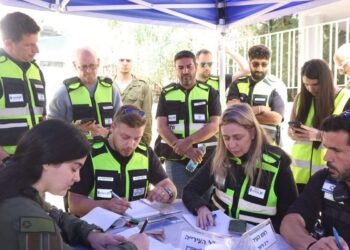 מימין למטה: גיא משיח, מפקד יחידת החילוץ וההצלה בהרצליה. צילום: דוברות העירייה