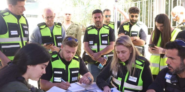 מימין למטה: גיא משיח, מפקד יחידת החילוץ וההצלה בהרצליה. צילום: דוברות העירייה