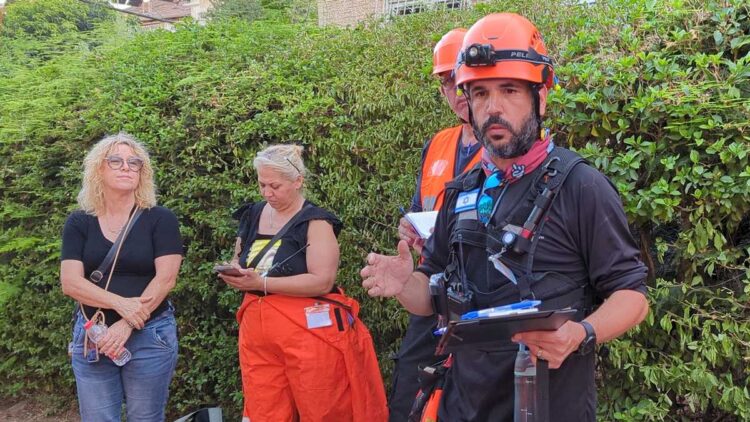 מימין: גיא משיח, מפקד יחידת החילוץ וההצלה בהרצליה. צילום באדיבות מתנדבי היחידה