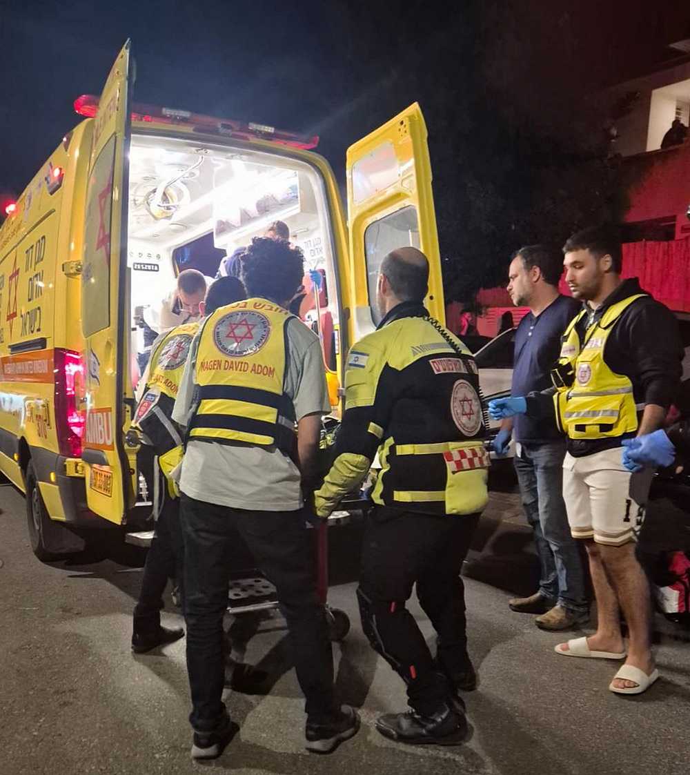 הקורבן מפונה על ידי ניידת מד"א. צילום: תיעוד מבצעי מד״א