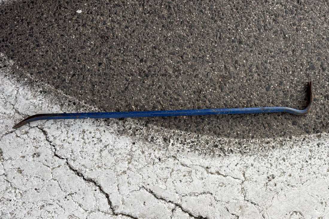 מוט לום שנתפס בזירה, החשוד תושב הרצליה, בן 51,. החשד, מדובר בסכסוך שכנים. צילום: דוברות המשטרה