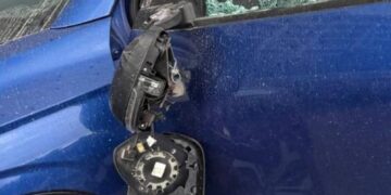 הגיע לרכב שכנו בעת שישב בו, ושבר באמצעות לום את מראת הרכב וגרם לנזק נוסף. צילום: דוברות המשטרה