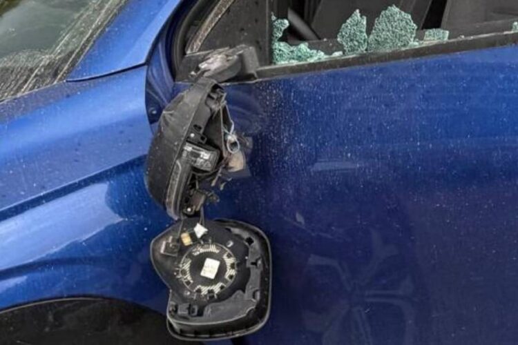 הגיע לרכב שכנו בעת שישב בו, ושבר באמצעות לום את מראת הרכב וגרם לנזק נוסף. צילום: דוברות המשטרה