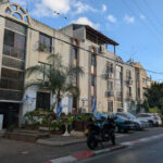 שכונת יד התשעה כיום: מבנים ישנים משנות ה-50 וה-60 של המאה הקודמת ברמת תחזוקה בינונית ללא ממ"ד או מרחב מוגן.