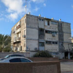 שכונת יד התשעה כיום: מבנים ישנים משנות ה-50 וה-60 של המאה הקודמת ברמת תחזוקה בינונית ללא ממ"ד או מרחב מוגן.