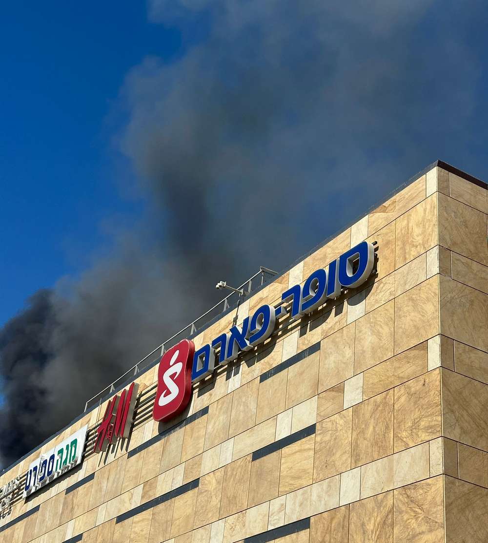 תיעוד השריפה היום על גג קניון שבעת הכוכבים. צילום: כבאות והצלה לישראל