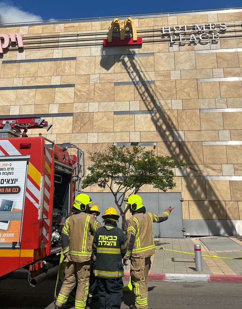 לוחמי האש, ביצעו סריקות לשלילת לכודים ופעולות לשחרור עשן. כעת, הקניון חזר לפעילות רגילה. צילום: כבאות והצלה לישראל