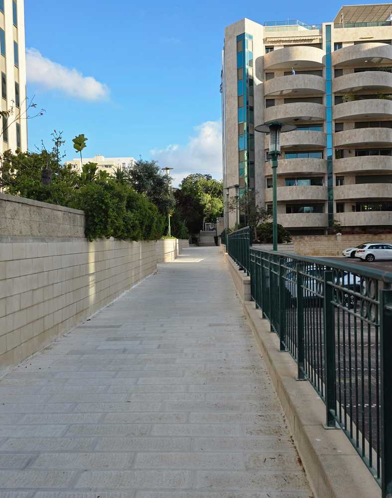 במשך שנים השביל שימש את תושבי השכונה בדרך לגינה, אבל נשחק, נסדק והפך לפחות נעים ובטוח להליכה. צילום: מערכת האתר