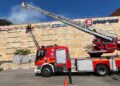 צוותי כיבוי והצלה בשריפה על גג קניון שבעת הכוכבים בהרצליה. צילום: כבאות והצלה לישראל
