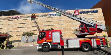 צוותי כיבוי והצלה בשריפה על גג קניון שבעת הכוכבים בהרצליה. צילום: כבאות והצלה לישראל