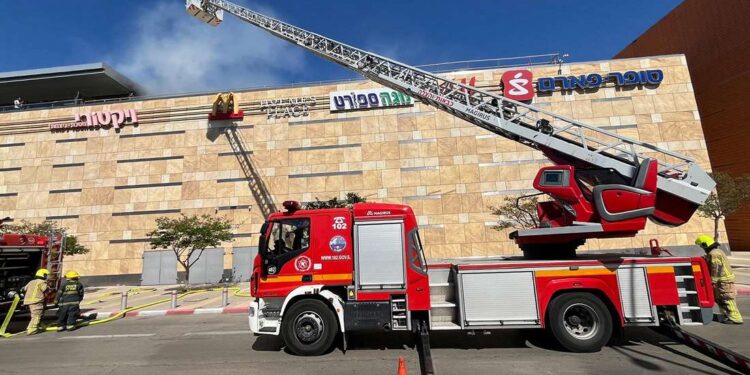 צוותי כיבוי והצלה בשריפה על גג קניון שבעת הכוכבים בהרצליה. צילום: כבאות והצלה לישראל