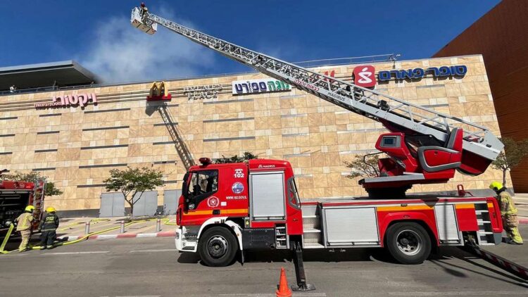 צוותי כיבוי והצלה בשריפה על גג קניון שבעת הכוכבים בהרצליה. צילום: כבאות והצלה לישראל