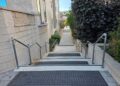 השביל הצר שמוביל לגינת אשרמן, בין רחוב גולומב לרחוב אמה טאובר בהרצליה. צילום: מערכת האתר