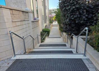 השביל הצר שמוביל לגינת אשרמן, בין רחוב גולומב לרחוב אמה טאובר בהרצליה. צילום: מערכת האתר