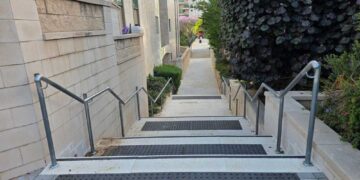 השביל הצר שמוביל לגינת אשרמן, בין רחוב גולומב לרחוב אמה טאובר בהרצליה. צילום: מערכת האתר