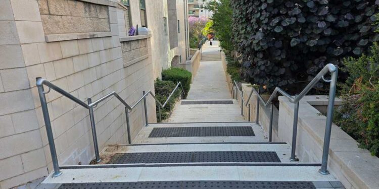 השביל הצר שמוביל לגינת אשרמן, בין רחוב גולומב לרחוב אמה טאובר בהרצליה. צילום: מערכת האתר