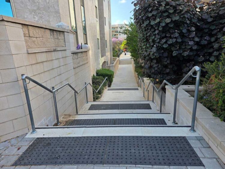 השביל הצר שמוביל לגינת אשרמן, בין רחוב גולומב לרחוב אמה טאובר בהרצליה. צילום: מערכת האתר