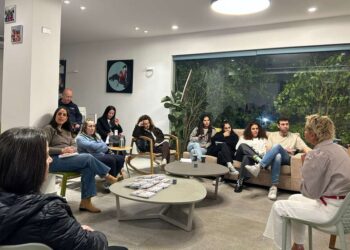 לונה: מפגש "הורות בסלון" שהתקיים בהרצליה בחודש פברואר האחרון. צילום: דוברות עיריית הרצליה.