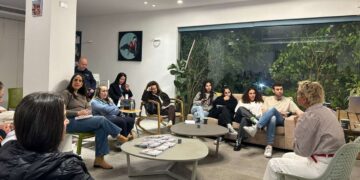 לונה: מפגש "הורות בסלון" שהתקיים בהרצליה בחודש פברואר האחרון. צילום: דוברות עיריית הרצליה.