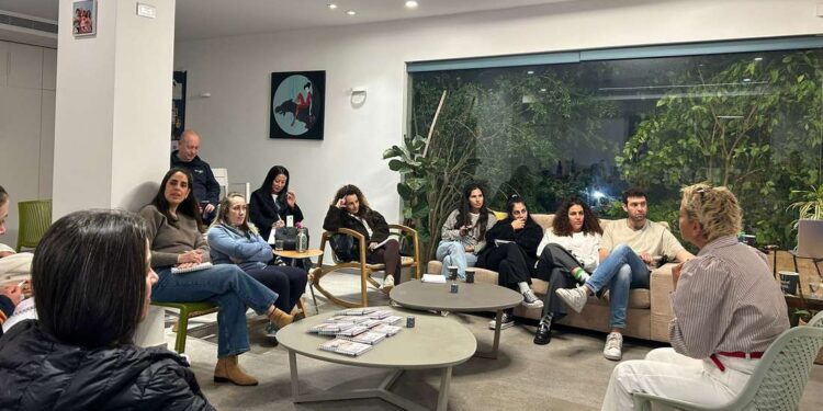 לונה: מפגש "הורות בסלון" שהתקיים בהרצליה בחודש פברואר האחרון. צילום: דוברות עיריית הרצליה.