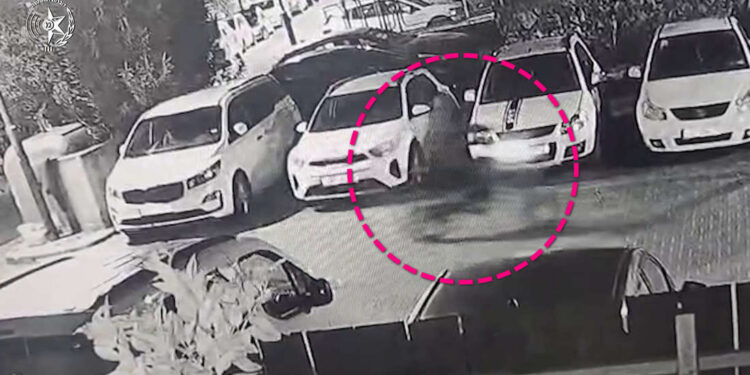 החשוד ברצח אותר כשהוא מסתתר בדירת מסתור בכפר סבא ונעצר. צילום: דוברות המשטרה