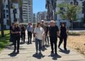 פרופסור אוריאל רייכמן, הנשיא המייסד של אוניברסיטת רייכמן מוביל את סיור שישי בקמפוס. צילום: מערכת האתר