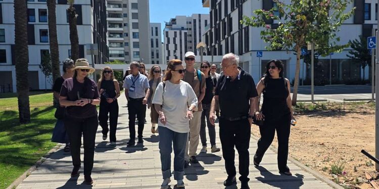 פרופסור אוריאל רייכמן, הנשיא המייסד של אוניברסיטת רייכמן מוביל את סיור שישי בקמפוס. צילום: מערכת האתר