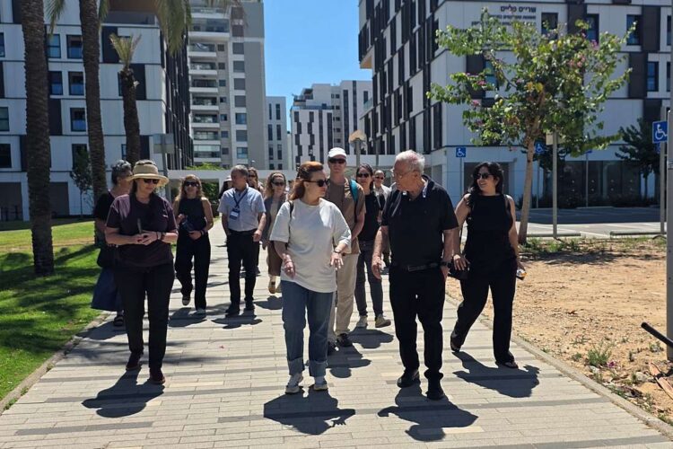 פרופסור אוריאל רייכמן, הנשיא המייסד של אוניברסיטת רייכמן מוביל את סיור שישי בקמפוס. צילום: מערכת האתר