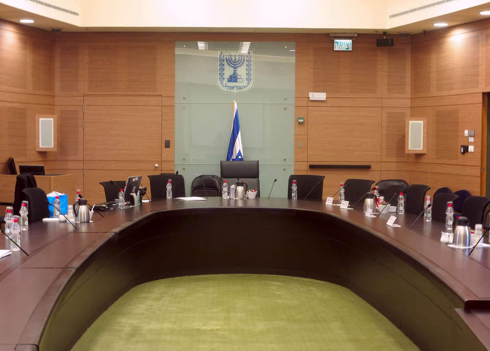 דיון חירום בוועדה המיוחדת לזכויות הילד בכנסת, בהשתתפות גורמי מקצוע ומשפחות של ילדים ונערים שנרצחו באירועי אלימות. תמונה: Deposit Photos