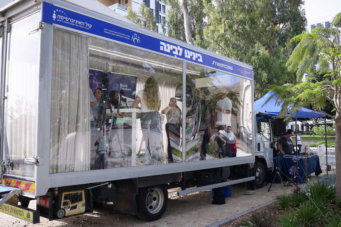האולפן השקוף יצר נקודת שידור חיה בתוך האירוע עצמו, שבה היה אפשר לראות כיצד תוכן נוצר בזמן אמת, צילום: עדי כהן-צדק