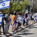 תושבי הרצליה מלווים את סמל ליאם בן חמו ז"ל לאורך מסלול הלוויה בהרצליה. צילום: דוברות העירייה